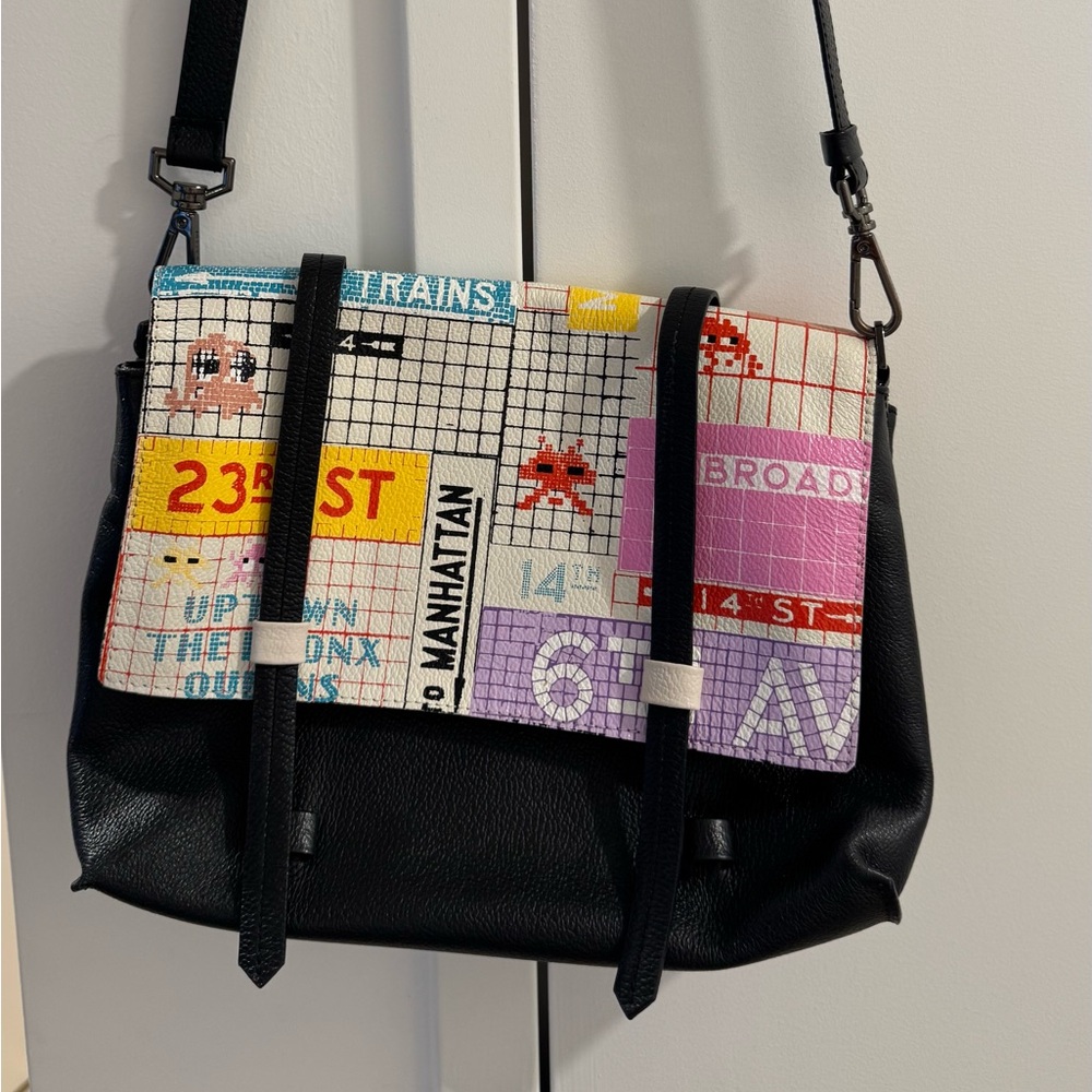 Min & Mon Graphic Crossbody Bag with Black and Multicolor Design 2 in 1 - Picture 3 of 5
